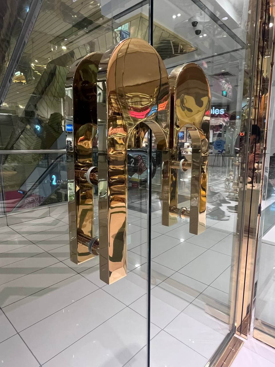 Milan Boutique's door handle enterance