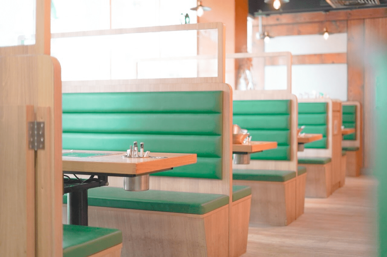 90 Minutes' booth seating area